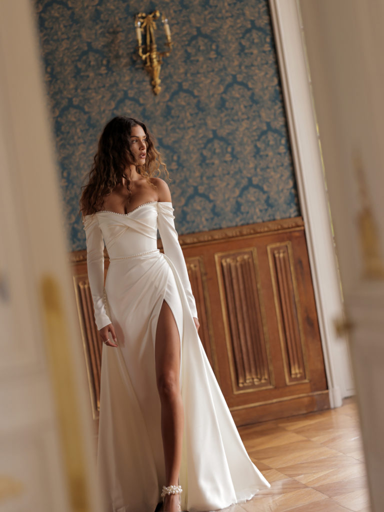Robe de mariée élégante en satin, boutique Belle en Blanc Lausanne.
