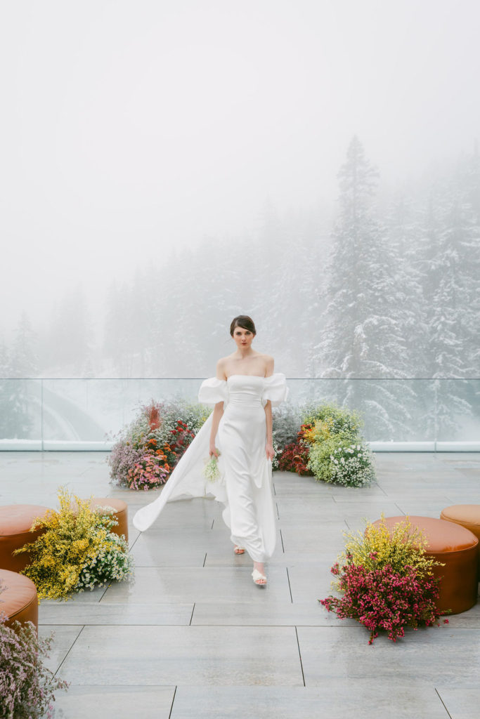 Mariée en robe de mariée satin structurée avec manches sculpturales, shooting hivernal de luxe à Six Senses Crans-Montana